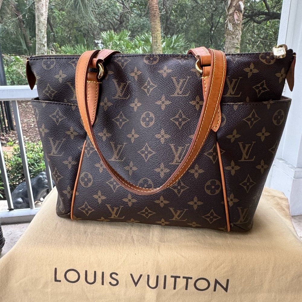 Authentic Louis Vuitton Totally PM Monogram M56688  Size: W 11.0 H 9.4 D 5.5